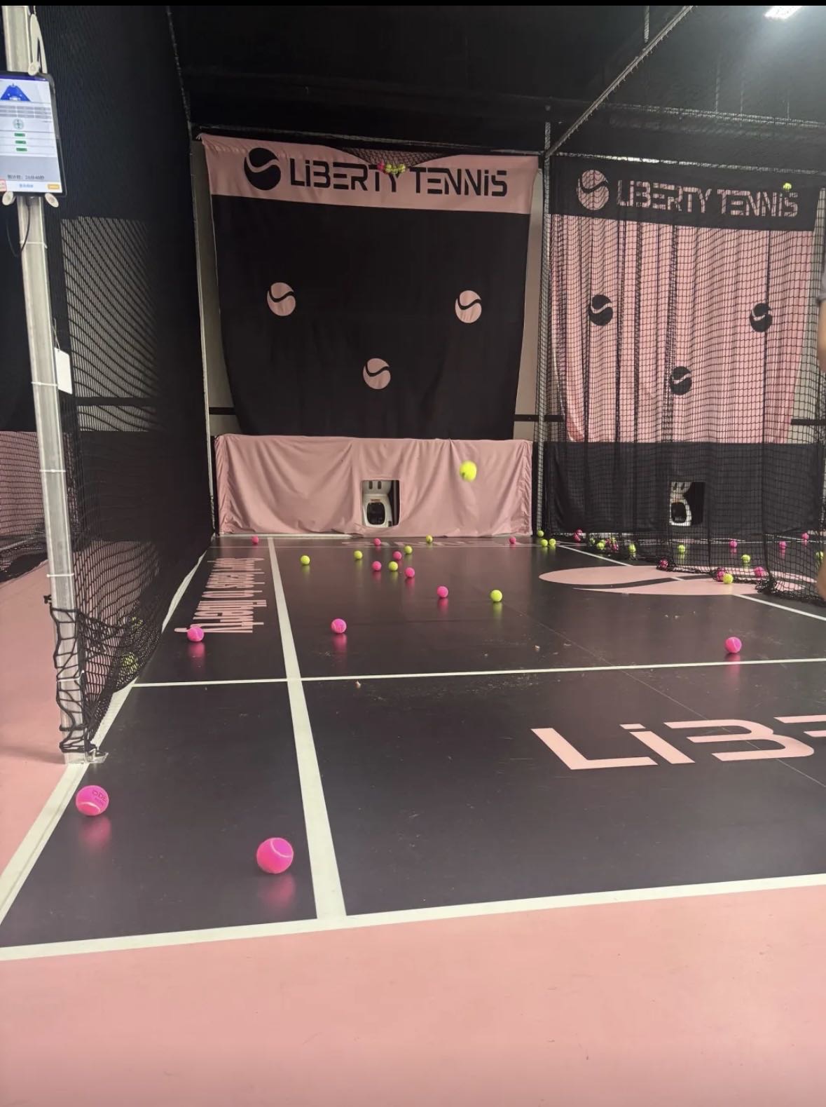 Liberty tennis（大壮国际广场）位于广东省广州市黄埔区科学城片区暹岗村开泰大道与科丰路交叉口东北角，可在网球地图查看广州市网球场订场方式。提供学练馆等场地。场馆设施包括饮料售卖、发球机。参考起价68元/小时起。24h营业 没有淋浴间 更…